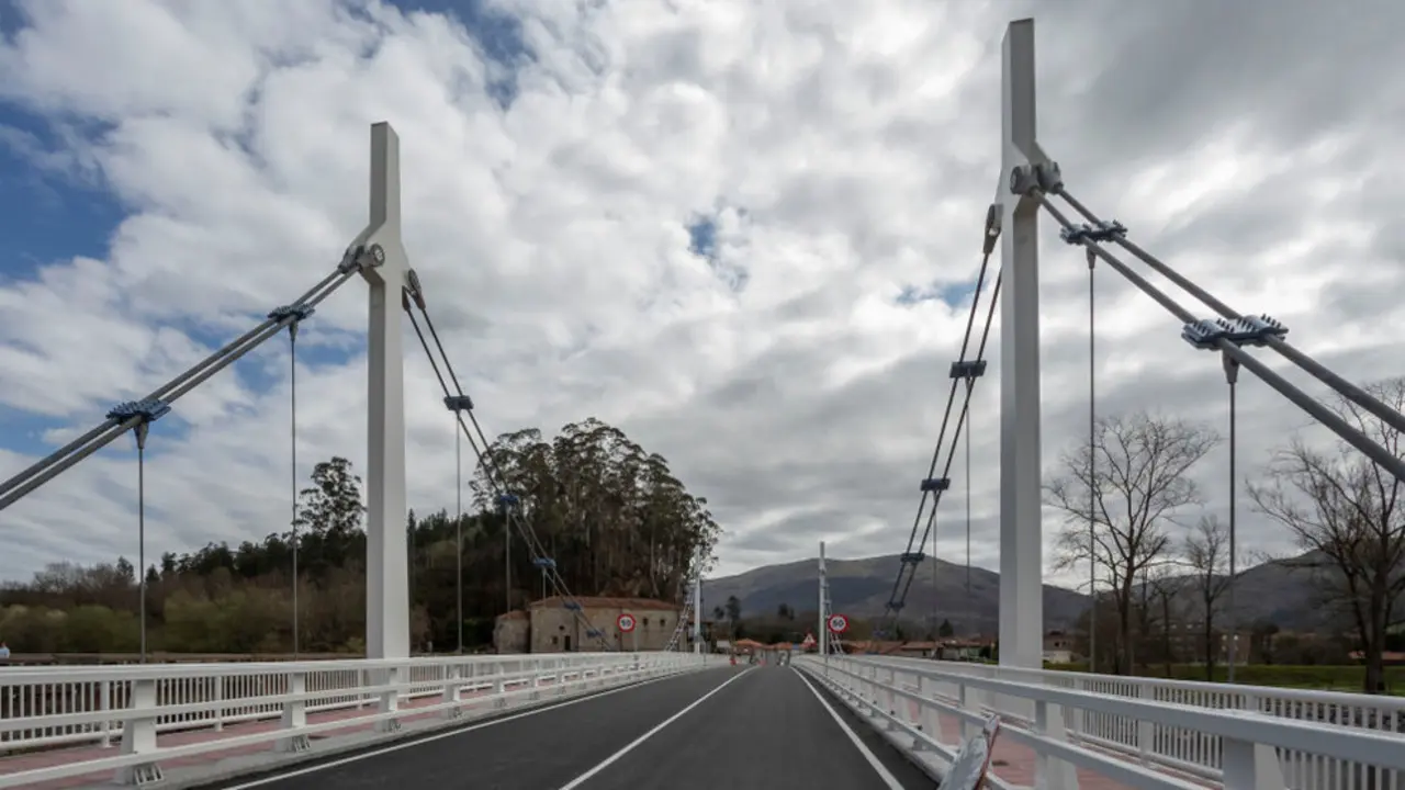 El Gobierno de Cantabria pone en servicio el nuevo puente de Virgen de la Peña sobre el río Saja