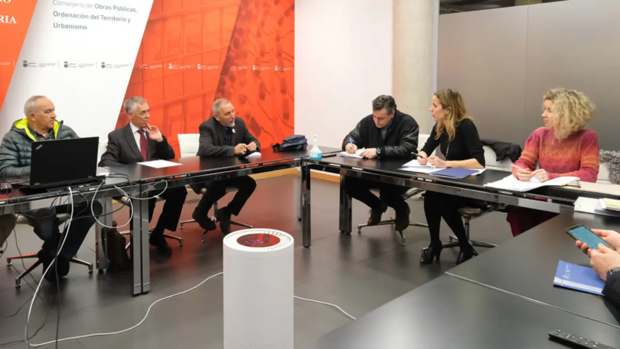 La consejera de Obras Públicas, Ordenación del Territorio y Urbanismo, Jezabel Morán, se reúne con representantes de AMA