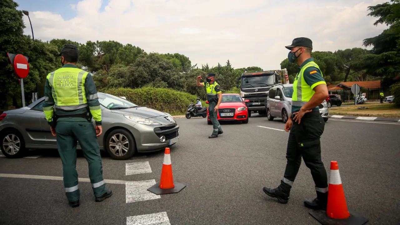 Varios policías en un control