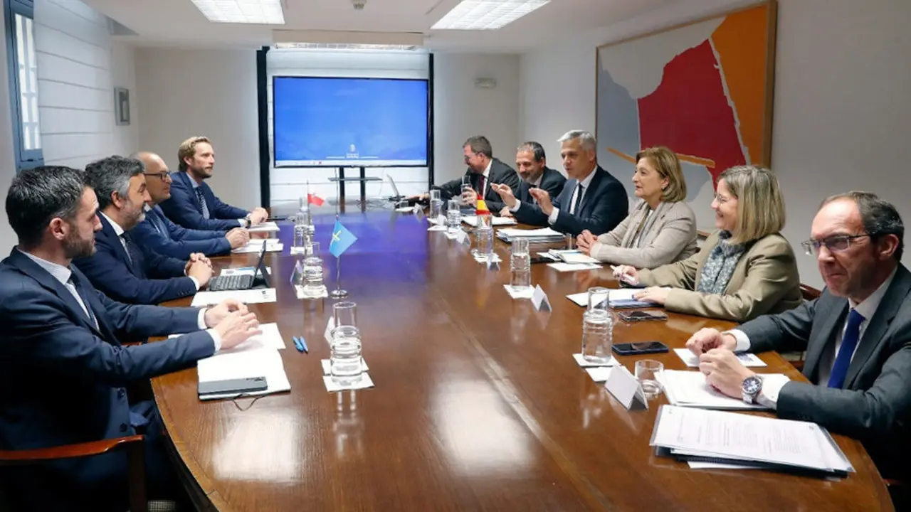 Asistentes a la Comisión de Seguimiento de Cercanías de Asturias y Cantabria, celebrada en Oviedo