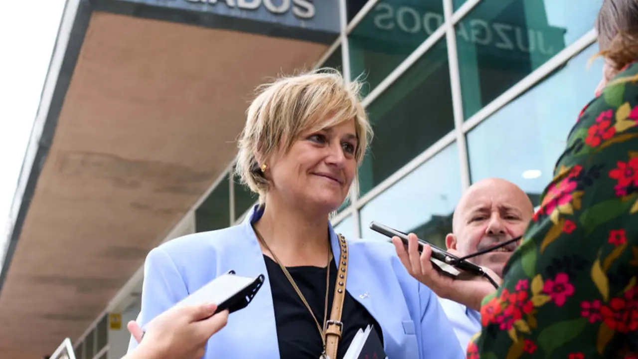 Imagen de archivo de la alcaldesa de Camargo, Esther Bolado, con los medios tras declarar en el Juzgado de Instrucción número 4 de Santander, a 7 de junio de 2022