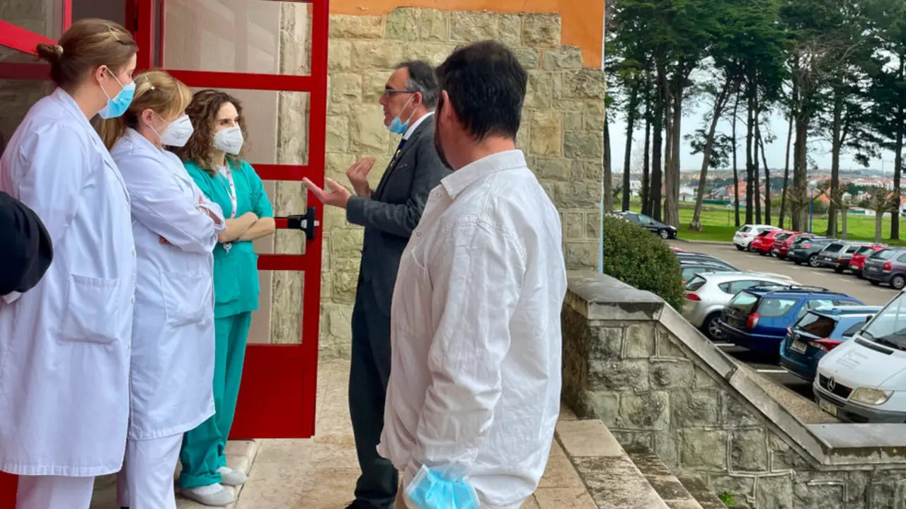 El consejero Raúl Pesquera charla con los profesionales de la sanidad