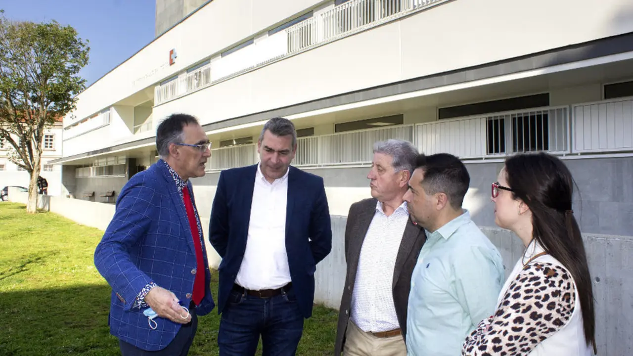 El consejero de Sanidad, Raúl Pesquera, en el centro de salud de Santoña