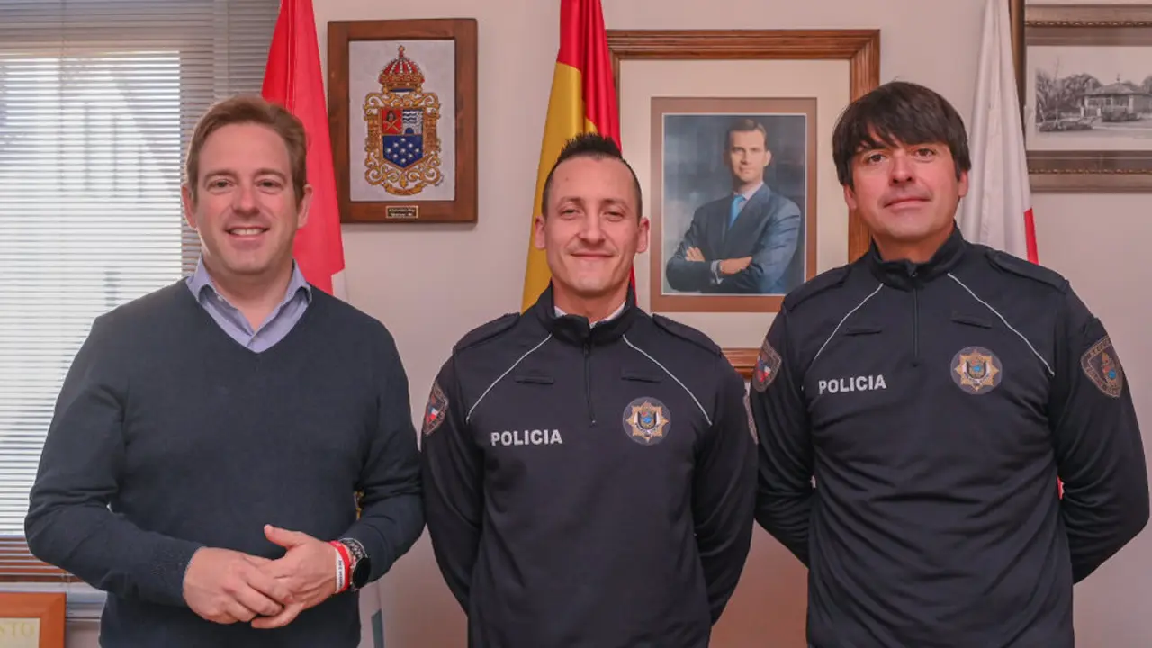 El alcalde, Pablo Diestro (izda); el nuevo agente, Pablo Ruiz (centro); y el jefe de la Policía Local, David Cuesta