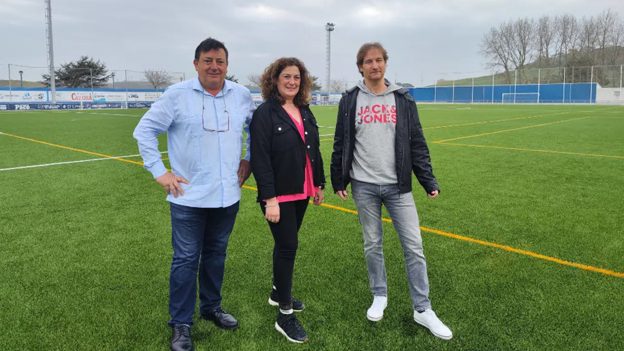 Los concejales de Deporte de Suances y Santillana del Mar, Ana Santiago y Rafael Oceja, y el secretario del Club de Fútbol San Martín de la Arena, Esteban Trueba