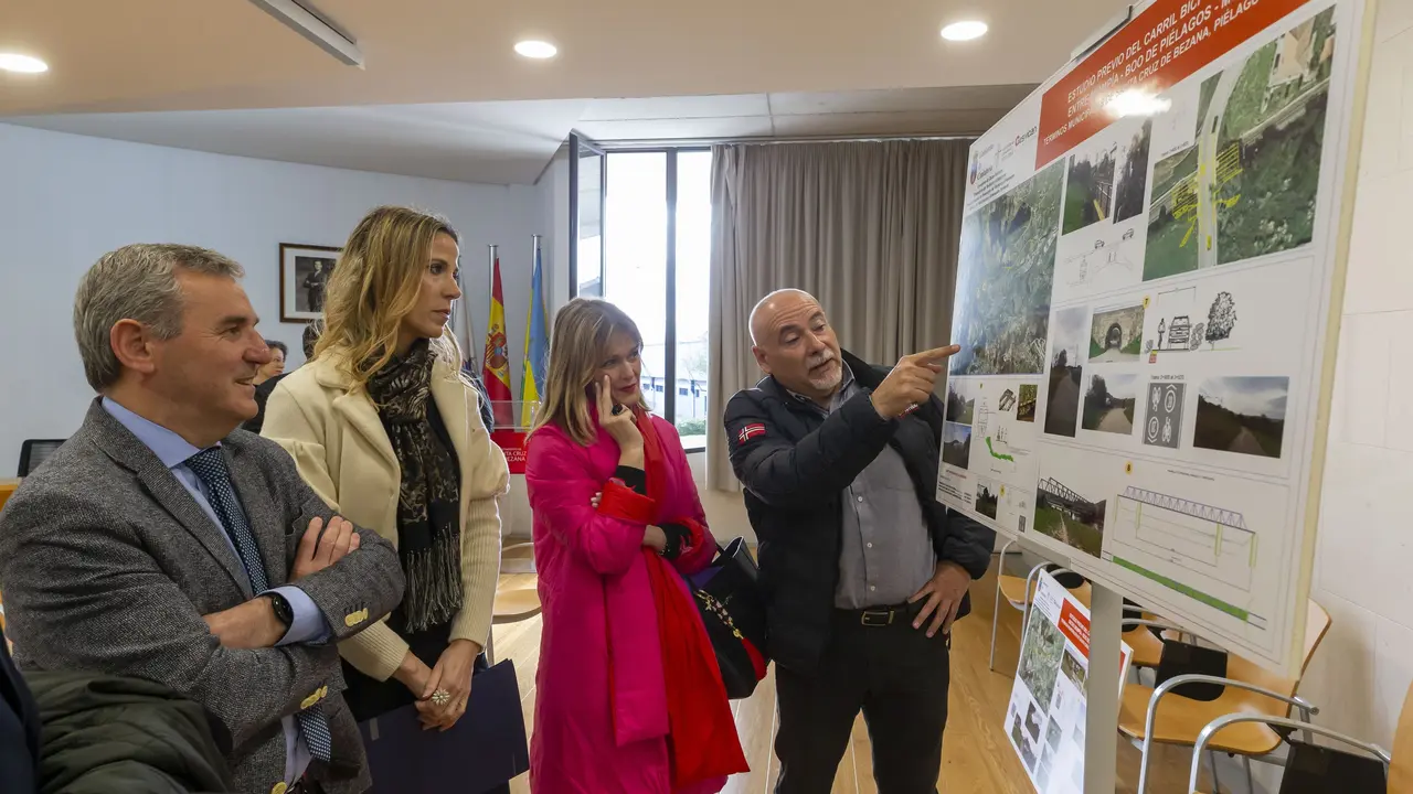 La consejera de Obras P&uacute;blicas, Jezabel Mor&aacute;n, presenta el nuevo trazado de carril bici que unir&aacute; los municipios de Santa Cruz de Bezana, Pi&eacute;lagos y Miengo