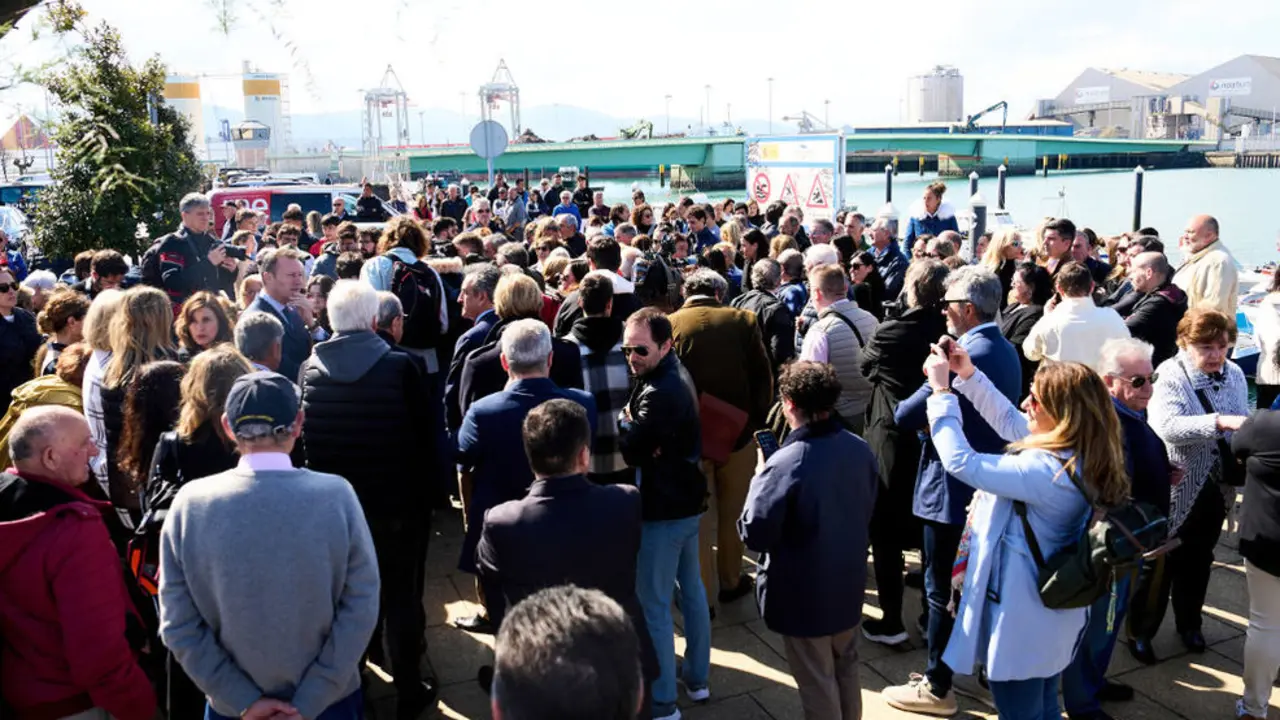 Decenas de personas durante un minuto de silencio por las víctimas del naufragio del Vilaboa Uno, en el Barrio Pesquero de Santande FOTO- Juanma Serrano