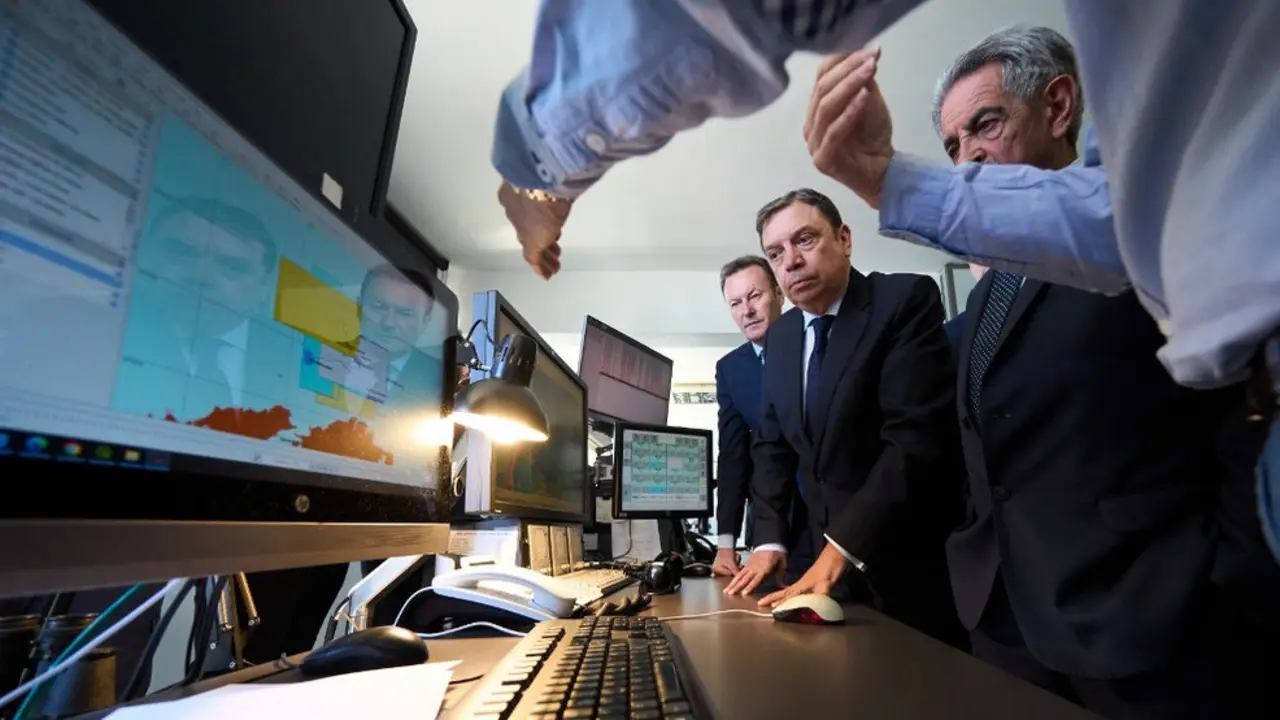 El ministro de Pesca, Luis Planas, y el presidente de Cantabria, Miguel Ángel Revilla, se reúnen con Salvamento Marítimo en Santander