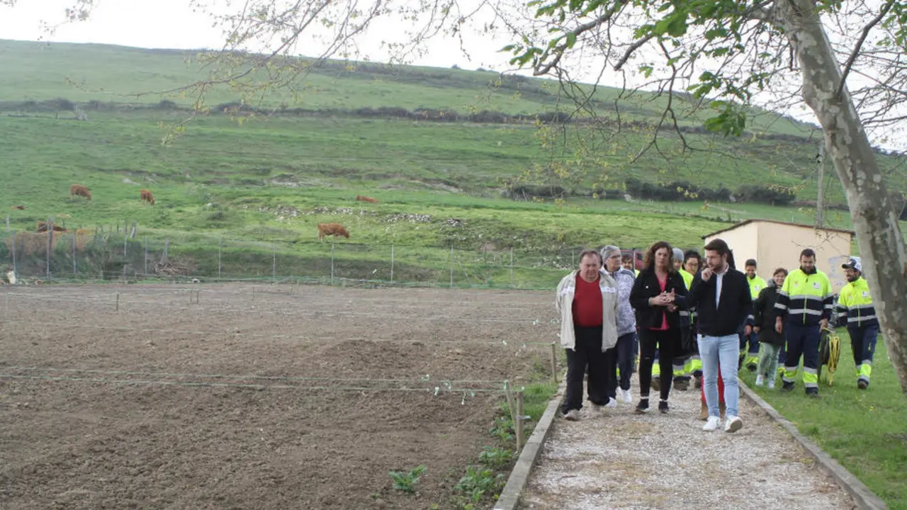 Visita a las parcelas de los huertos municipales de Cortiguera