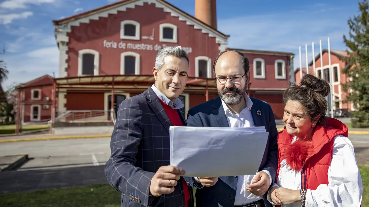 El vicepresidente y candidato socialista a la Presidencia de Cantabria, Pablo Zuloaga, junto al candidato a la Alcald&iacute;a de Torrelavega, Jos&eacute; Luis Urraca, y a la concejala Esther V&eacute;lez. Foto| Archivo