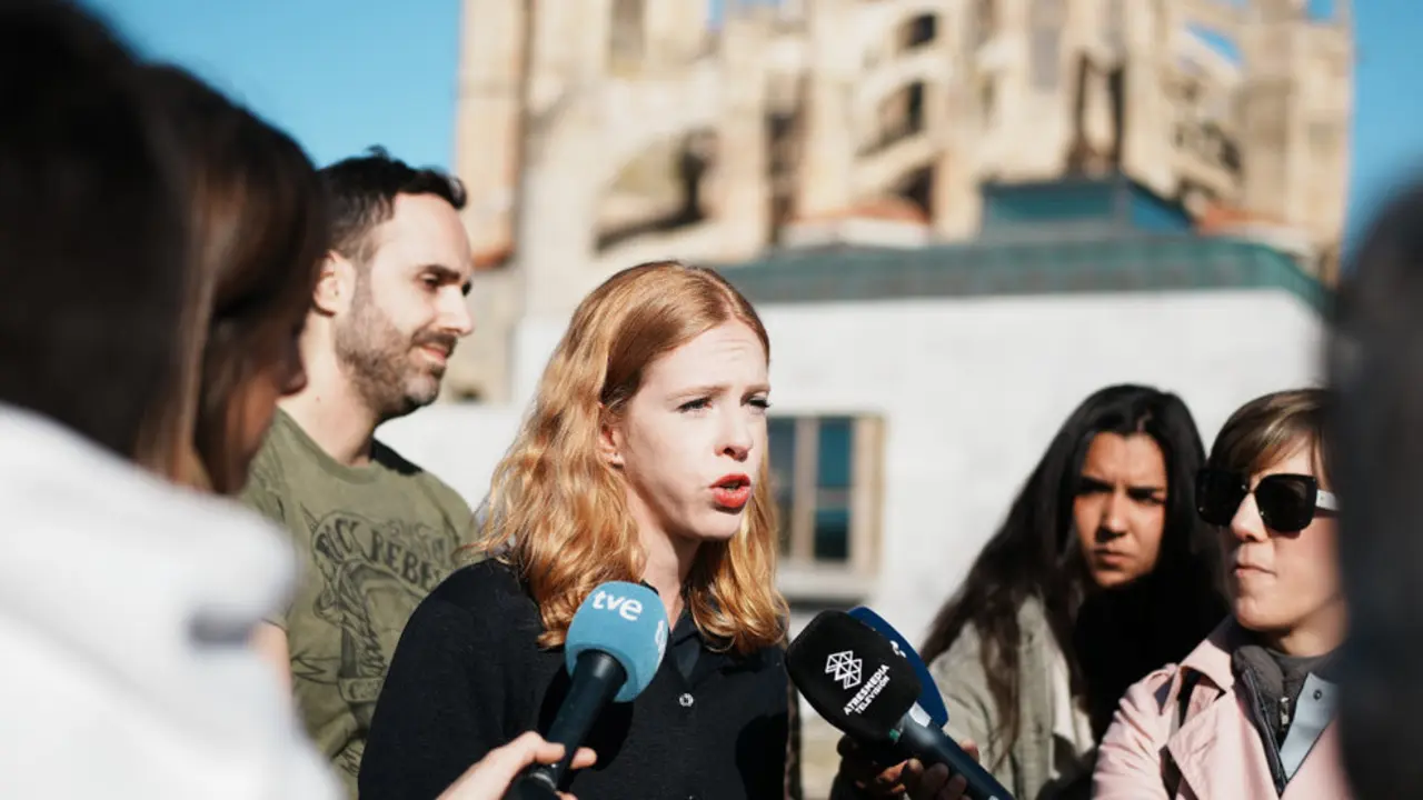 La secretaria Organización de Podemos y secretaria de Estado de Agenda 2030, Lilith Verstrynge, atiende a los pedios en la Pasión Viviente de Castro Urdiales.