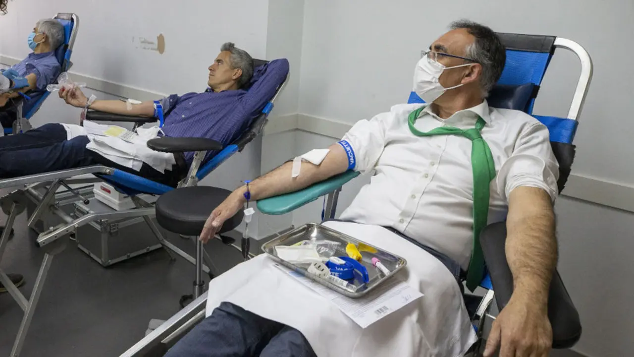 El Vicepresidente, Pablo Zuloaga, y el Consejero de Sanidad, Raúl Pesquera, donan sangre para concienciar a la sociedad