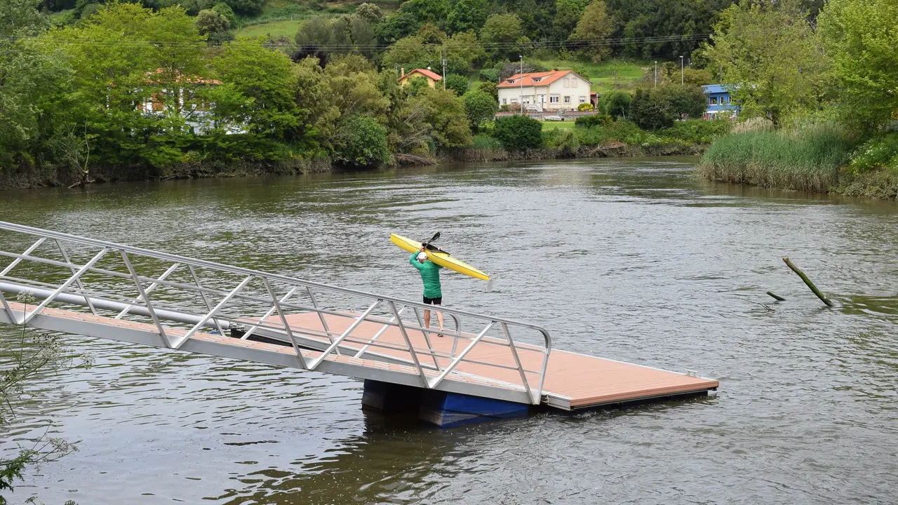 Pantal&aacute;n flotante para embarcaciones de remo en Oru&ntilde;a de Pi&eacute;lagos
