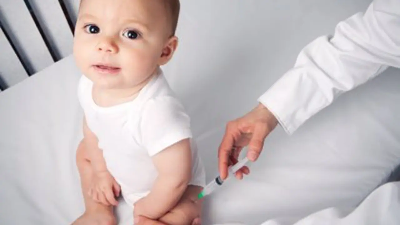 Vacuna a un ni&ntilde;o