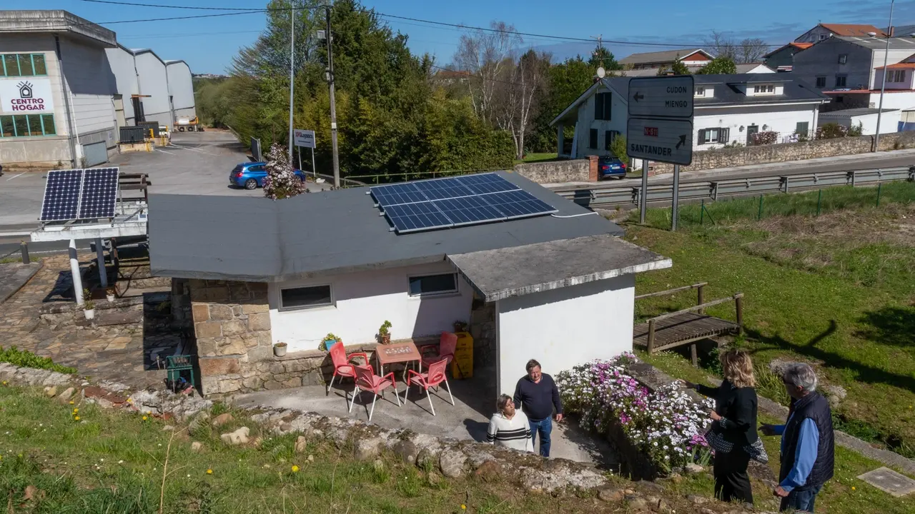 Paneles fotovoltaicos en el albergue de peregrinos de Rolisas, en Polanco