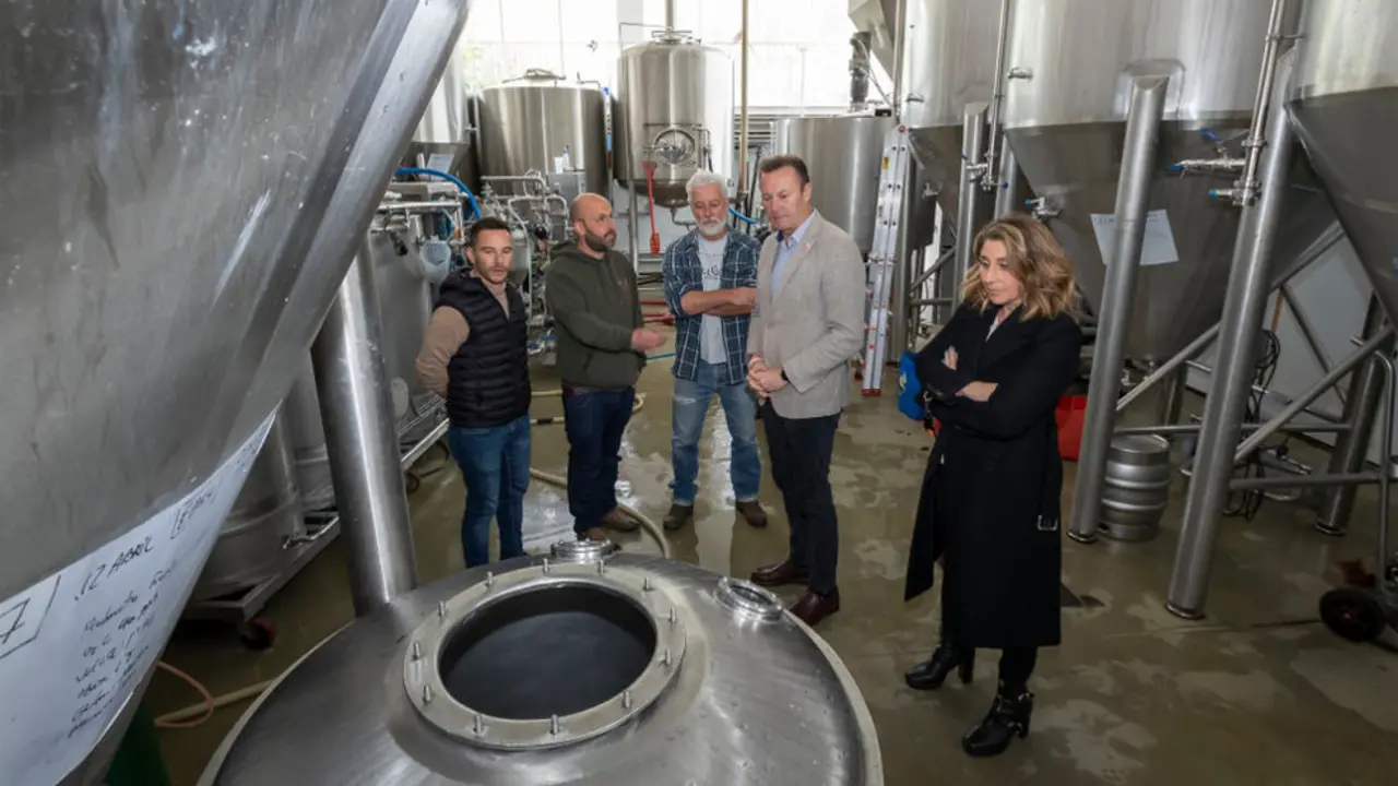  El consejero de Desarrollo Rural, Ganadería, Pesca, Alimentación y Medio Ambiente, Guillermo Blanco, en las instalaciones de la empresa Dougall's 