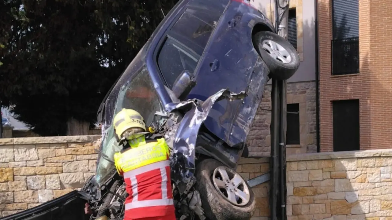 Vehículo apoyado en dos ruedas contra un muro y un poste tras salirse de la vía en Matamorosa