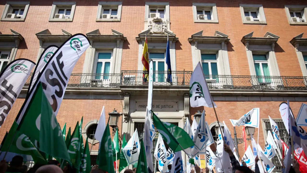 Imagen de una manifestación frente al Ministerio de Justicia