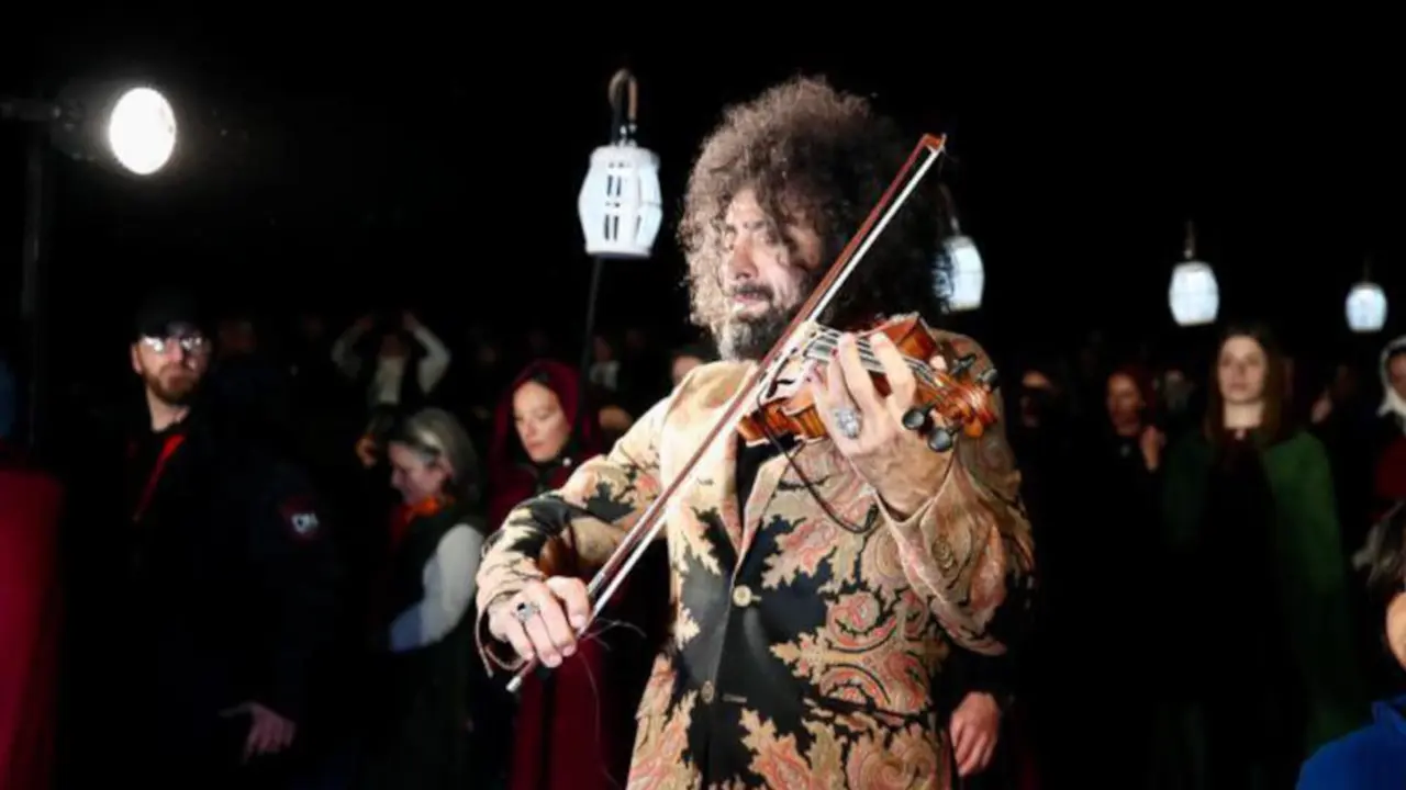 Imagen de Ara Malikian junto a las personas que pasaban junto a él por Santo Toribio | Foto- @Pablo_Zuloaga (Twitter)