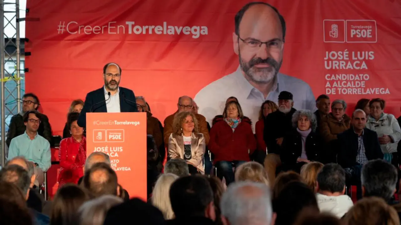 El candidato del PSOE a la Alcaldía de Torrelavega, José Luis Urraca, en el acto de presentación del resto del equipo que le acompañará en la lista para las elecciones del 28 de mayo