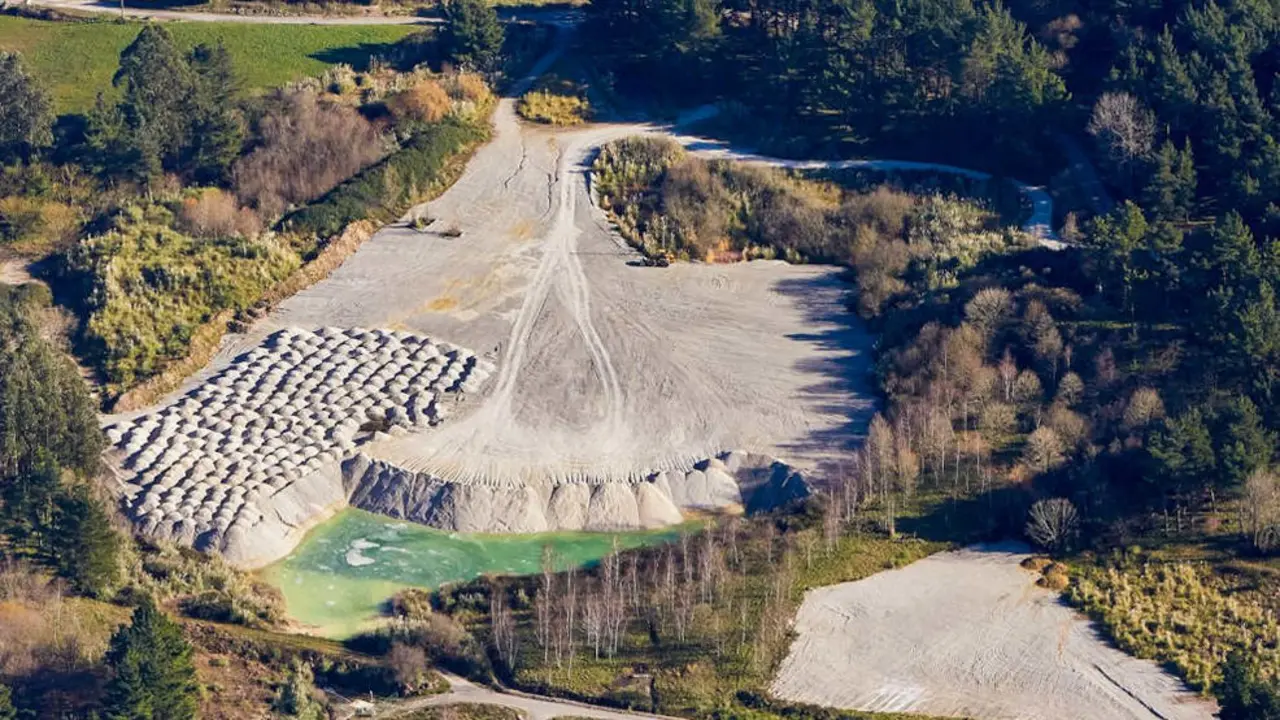 Trabajos de relleno de uno de los cráteres de sondeos en Polanco