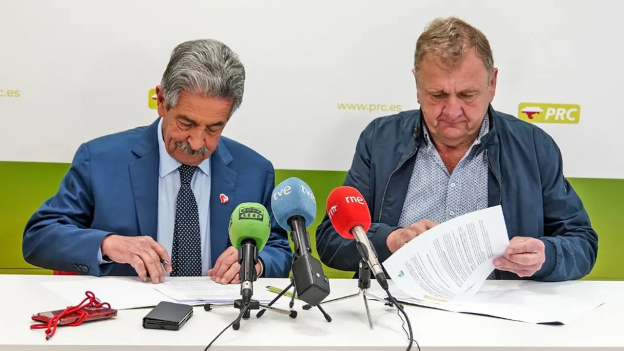 El secretario general del PRC, Miguel Ángel Revilla, y el presidente de AVI, Lorenzo González, suscriben el acuerdo electoral