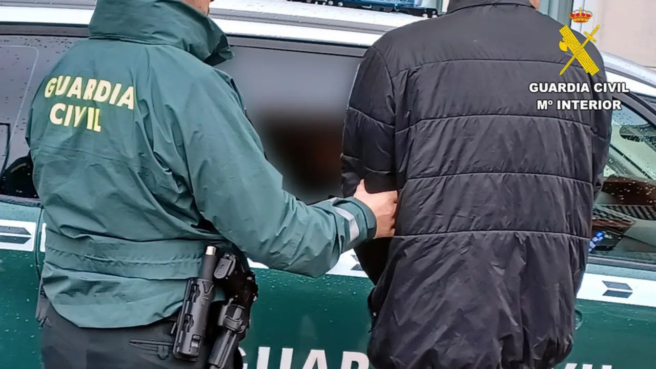 Detenido el presunto autor de un alunizaje, con un vehículo robado, con el permiso de conducción retirado y positivo en cocaína y cannabis