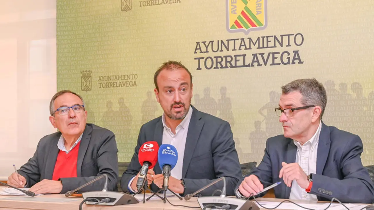 El alcalde, Javier López Estrada, presenta los presupuestos junto a los concejales José Manuel Cruz Viadero y Pedro Pérez Noriega