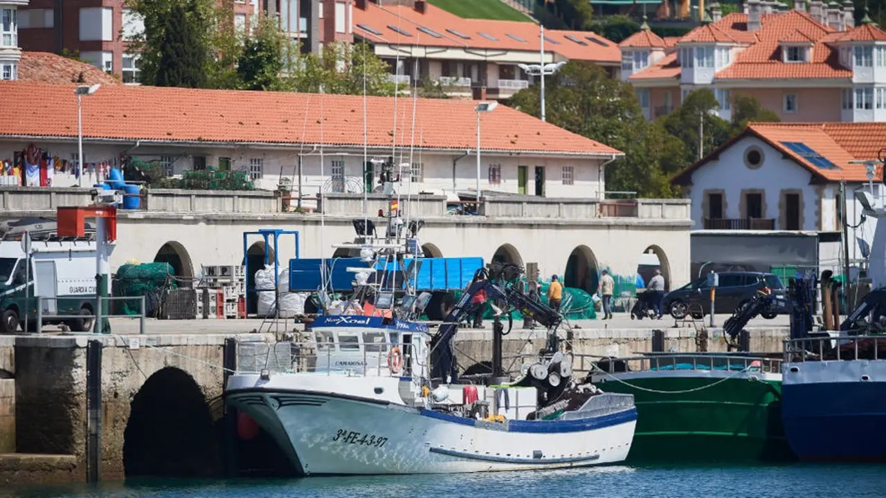 El pesquero 'Novo Xoel' atracado en el puerto de San Vicente de la Barquera tras proeducirse la caía del marinero desaparecido