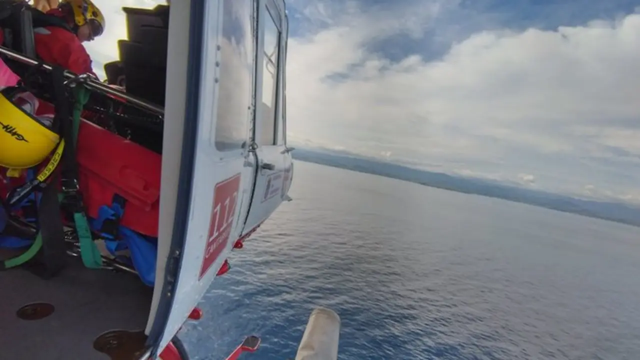 Imagen del helicóptero del Gobierno en la búsqueda por mar y aire del pescador desaparecido