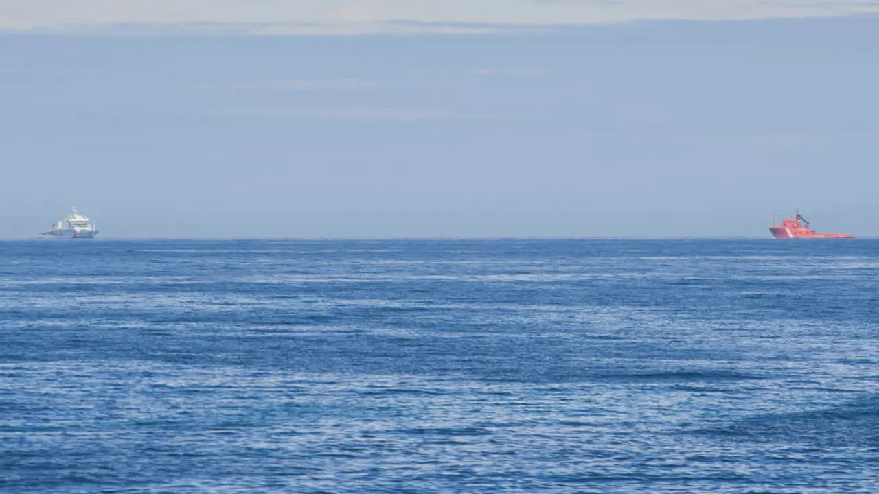 Dos barcos que participan en el dispositivo de búsqueda del barco gallego del que un pescador ha caído al mar y se encuentra desaparecido