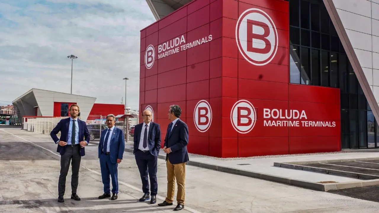 Visita de Miguel Ángel Revilla, Felipe Piña, Javier López Marcano al Puerto de Santander, con presencia del presidente de la APS, Francisco Martín