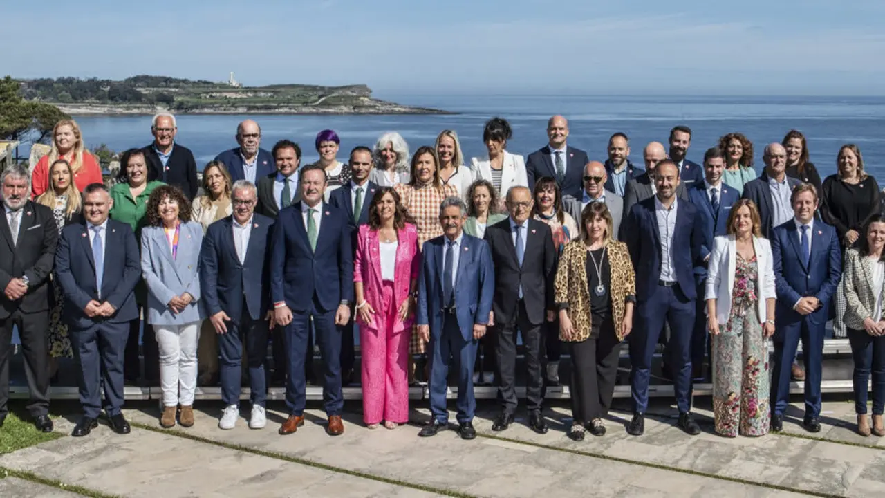 Foto de familia de los integrantes de la candidatura autonómica del PRC en las elecciones del 28 de mayo, encabezada por Miguel Ángel Revilla