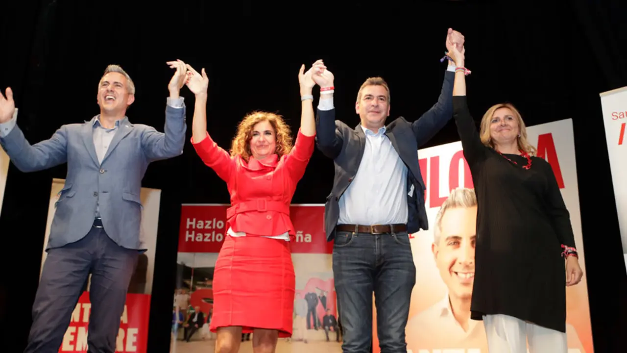 El secretario general del PSC-PSOE y candidato a presidente de Cantabria, Pablo Zuloaga; la ministra de Hacienda y Funci&oacute;n P&uacute;blica y vicesecretaria general del PSOE, Mar&iacute;a Jes&uacute;s Montero; el candidato a la Alcald&iacute;a de Santo&ntilde;a, Sergio Abascal; y la secretaria de Organizaci&oacute;n del PSOE de Cantabria, Noelia Cobo