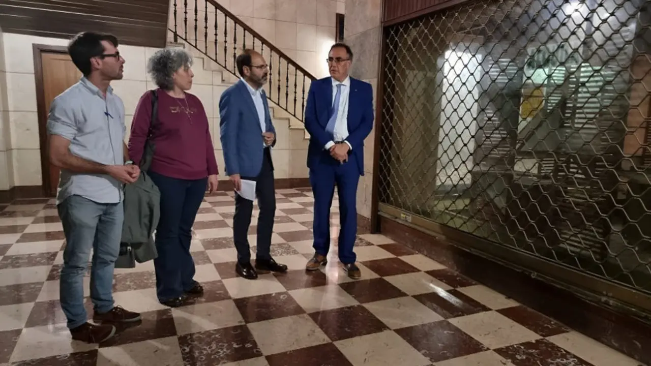 El candidato socialista a la Alcaldía de Torrelavega, José Luis Urraca, y el consejero de Sanidad, Raúl Pesquera