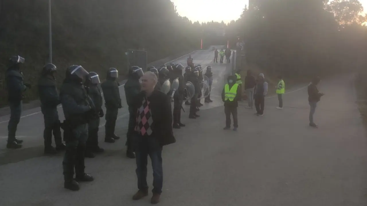 Despliegue policial en el primer día de huelga en la planta de residuos de Meruelo