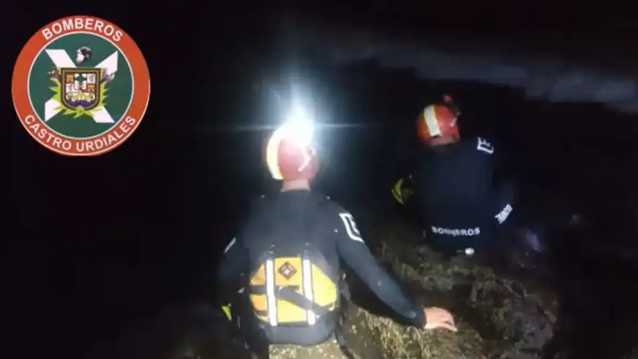 Bomberos realizan labores de búsqueda en el mar tras aparecer unas chanclas y una boya de buceo