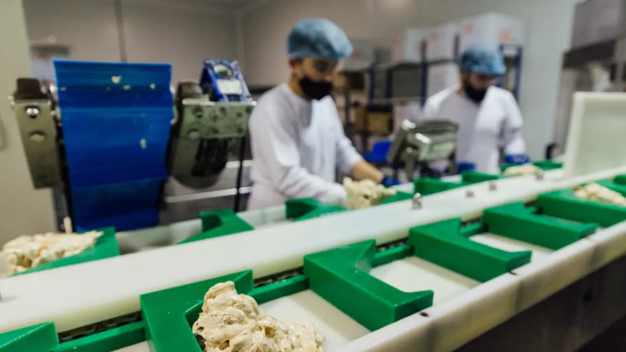 Varios trabajadores en una fábrica