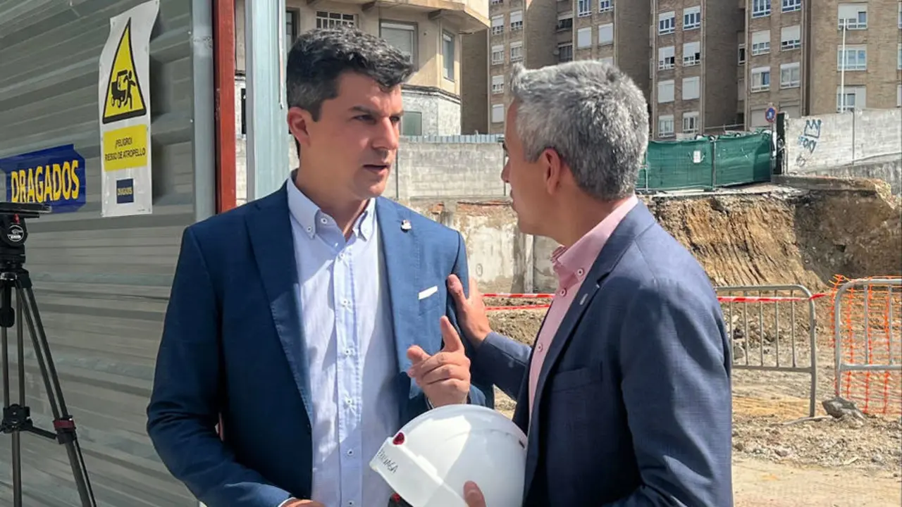 Los candidatos del PSOE a la Presidencia de Cantabria y a la Alcaldía de Santander, Pablo Zuloaga (derecha) y Daniel Fernández (izda), respectivamente, junto a la parcela en la que se está ejecutando el nuevo MUPAC
