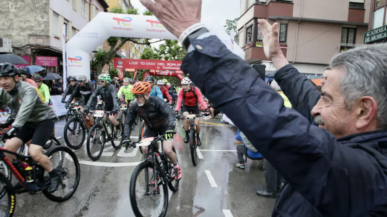 El presidente de Cantabria, Miguel Ángel Revilla, da el pistoletazo de salida a 'Los 10.000 del Soplao'