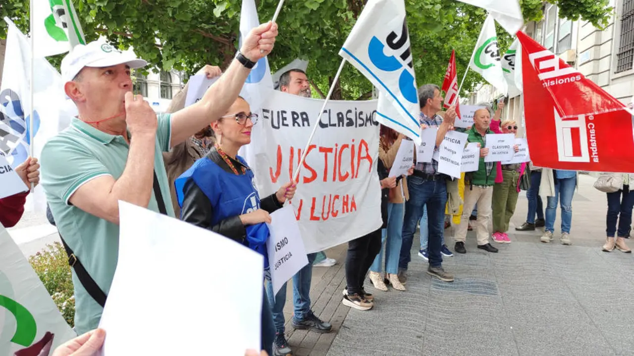 El personal de Justicia de Cantabria se concentra y protesta frente a la Delegación del Gobierno