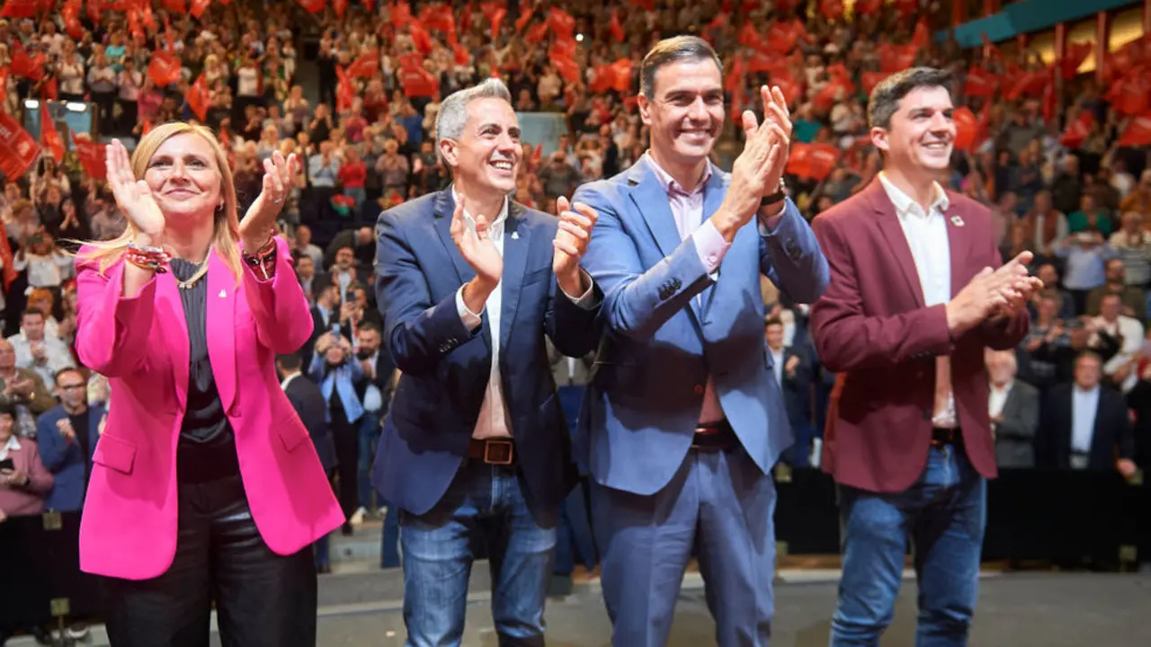 El presidente del Gobierno y l&iacute;der del PSOE, Pedro S&aacute;nchez (tercero por la izda) junto con los candidatos del PSOE a la Presidencia de Cantabria y la Alcald&iacute;a de Santander, Pablo Zuloaga (segundo izda) y Daniel Fern&aacute;ndez (Derecha), y Noelia Cobo