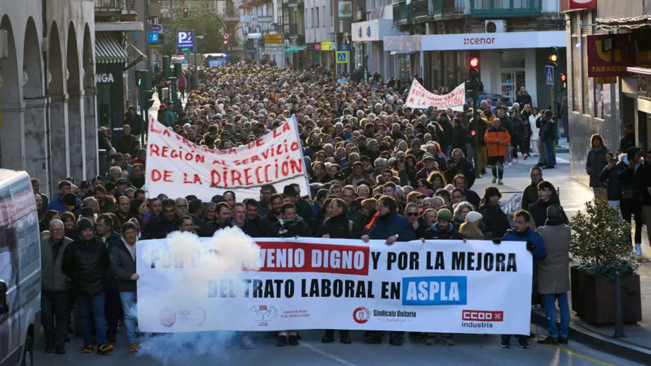 Centenares de trabajadores de la empresa Aspla sostienen pancartas durante una manifestación