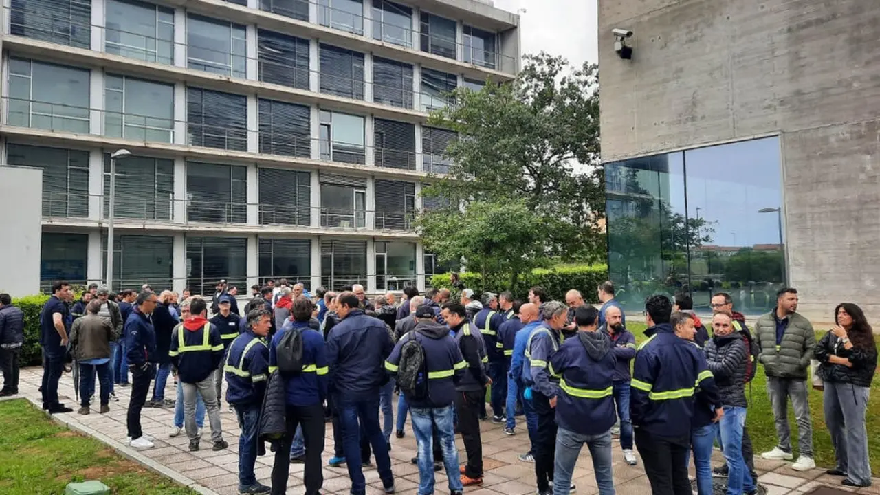 Concentración de trabajadores de Sidenor ante la Consejería de Industria