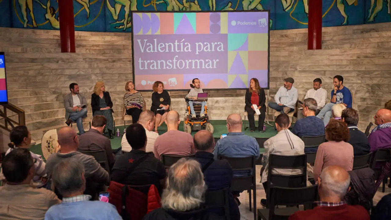 El portavoz de Podemos en el Congreso de los Diputados, Pablo Echenique (c), interviene durante un acto de Podemos-IU en el Palacio de Festivales