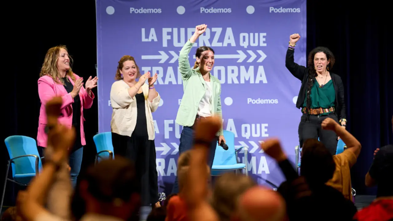 La ministra de Igualdad, Irene Montero, en un acto con las candidatas de Podemos-IU en Cantabria, Mónica Rodero y Carmen Martín, y con la coordinadora autonómica, Mercedes González