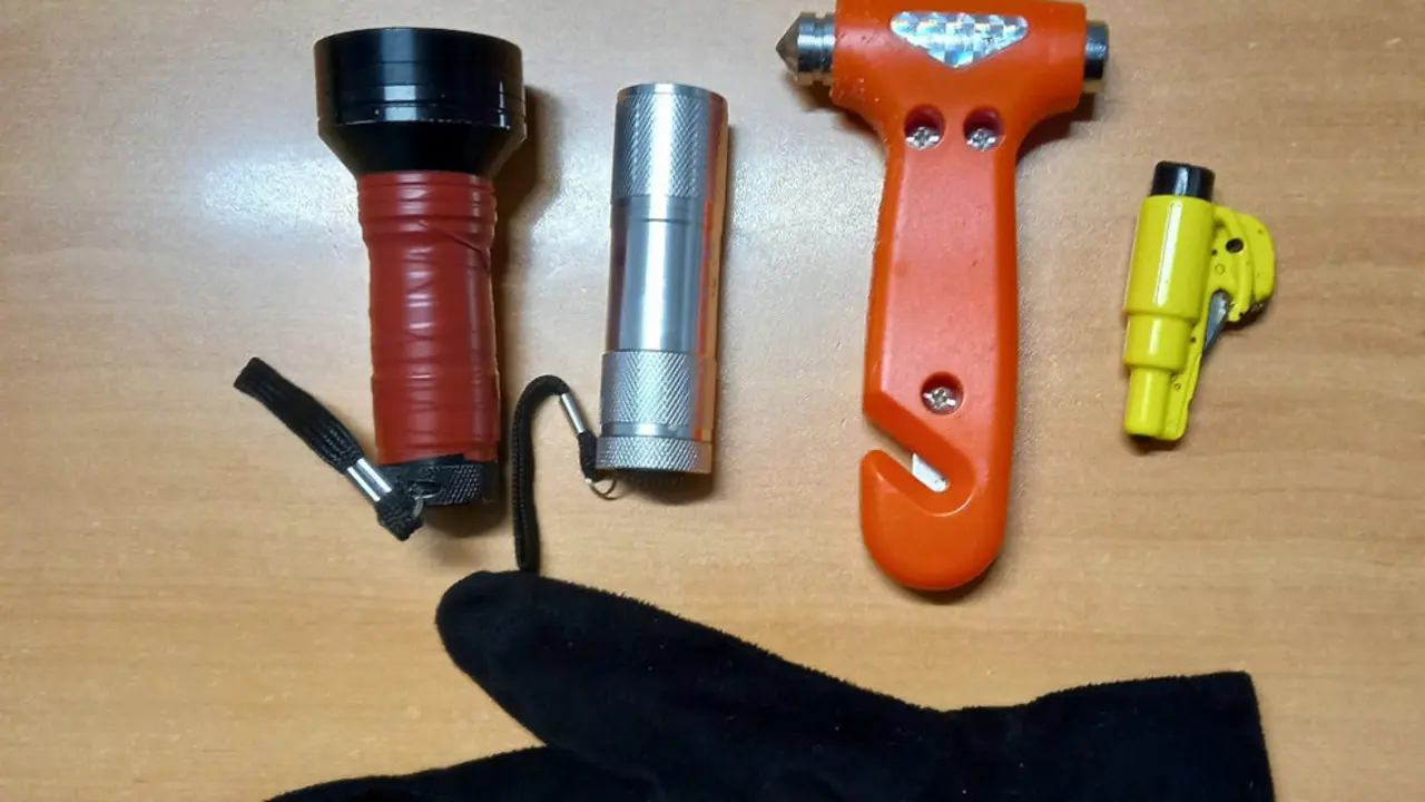 Efectos intervenidos a los tres detenidos por 38 robos en vehículos en Torrelavega