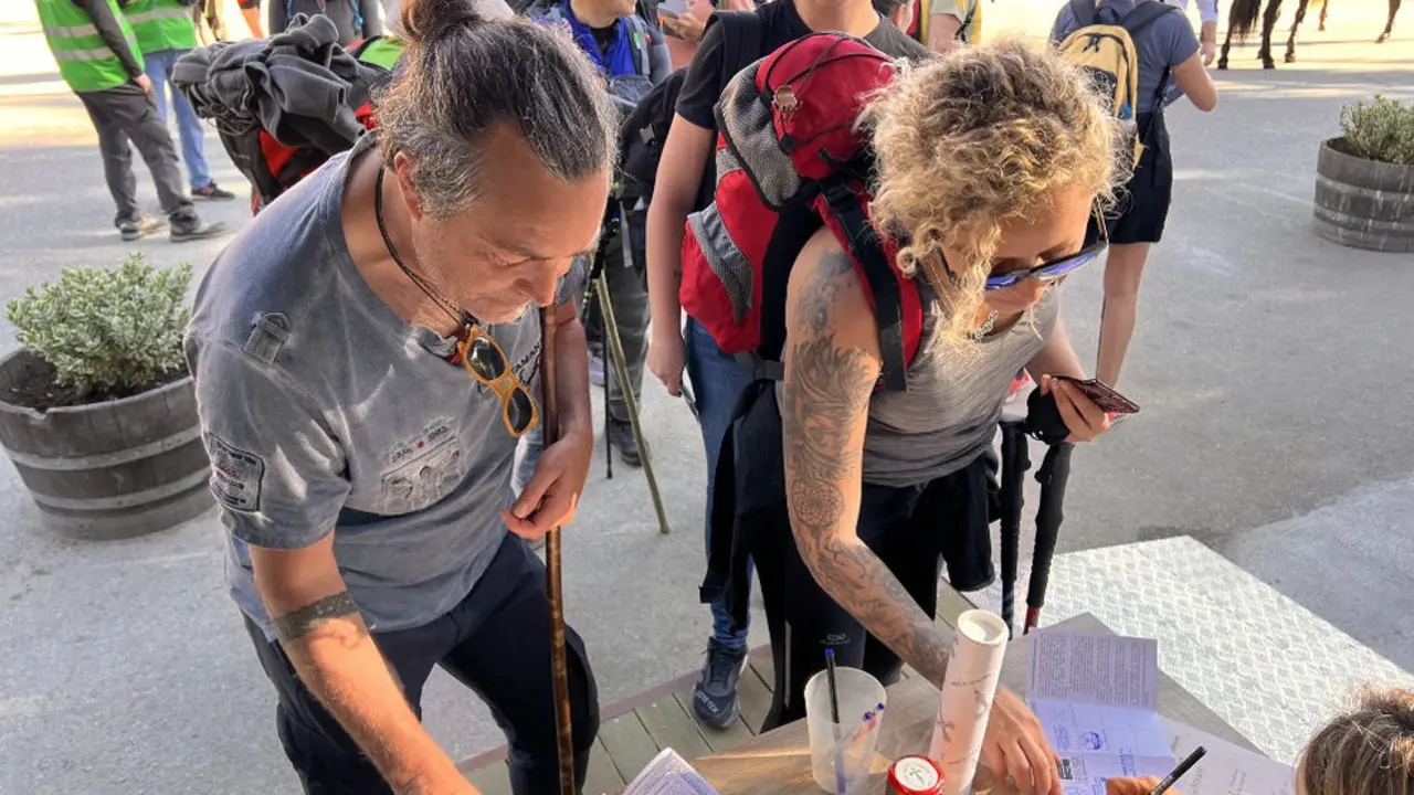 Peregrinos en la Oficina del Peregrino de Santo Toribio