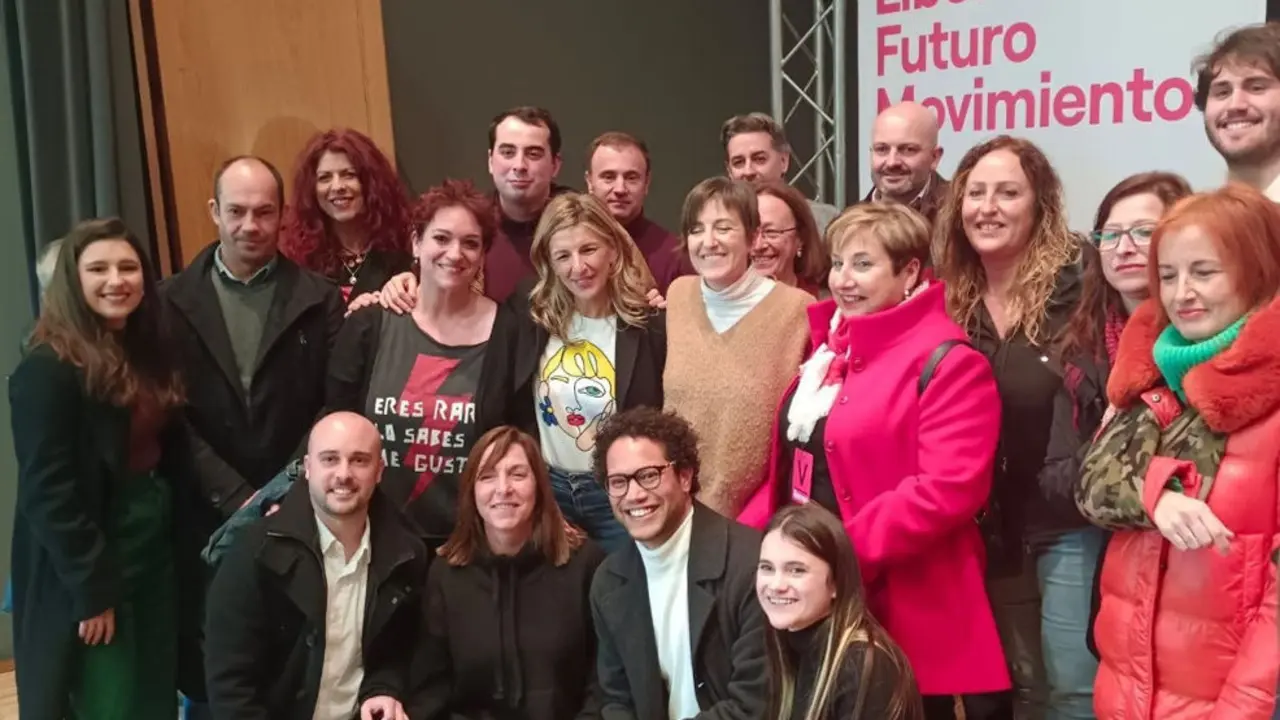 Yolanda Díaz con miembros de IU en Santander
