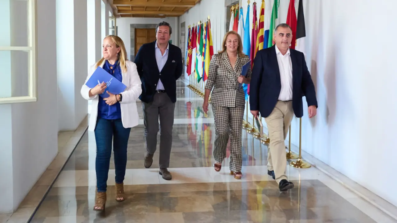  Integrantes de la comisión negociadora del PP que hoy se ha reunido con el PRC. De izquierda a derecha- Isabel Urrutia, Íñigo Fernández, María José González Revuelta y Roberto Media